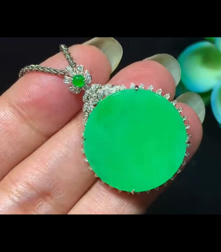 18k Oval Sharp Green Jade Pendant (Wood and Water)