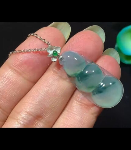 18k Platinum Jade Fu Dou Pendant (Earth and Wood)